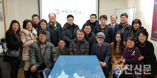 강홍림작가(56)(앞줄중간)과 아름다운 춘천을 사랑하는 춘천문화공동체