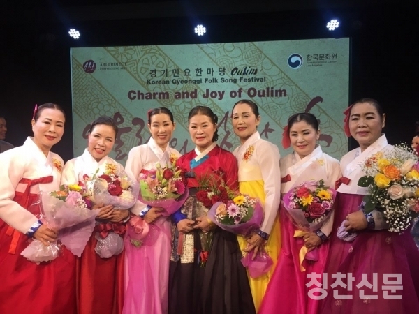 지난 2018년 9월 LA 한국문화원공연 후 강원소리진흥원,경기민요어울림국악원 단원들과 함께.(왼쪽부터 세 번째 이옥춘 회장)
