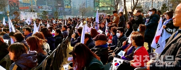 3.1운동 100주년 행사가 서울은 물론 각 지역에서 재현되어 100년 전 만세운동에 참여했던 선조들의 뜻을 기리고 평화통일을 이루어 3.1운동을 완성하자는 결의를 다짐하였다.